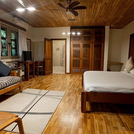 Esther'S Hotel Accra Buitenkant foto