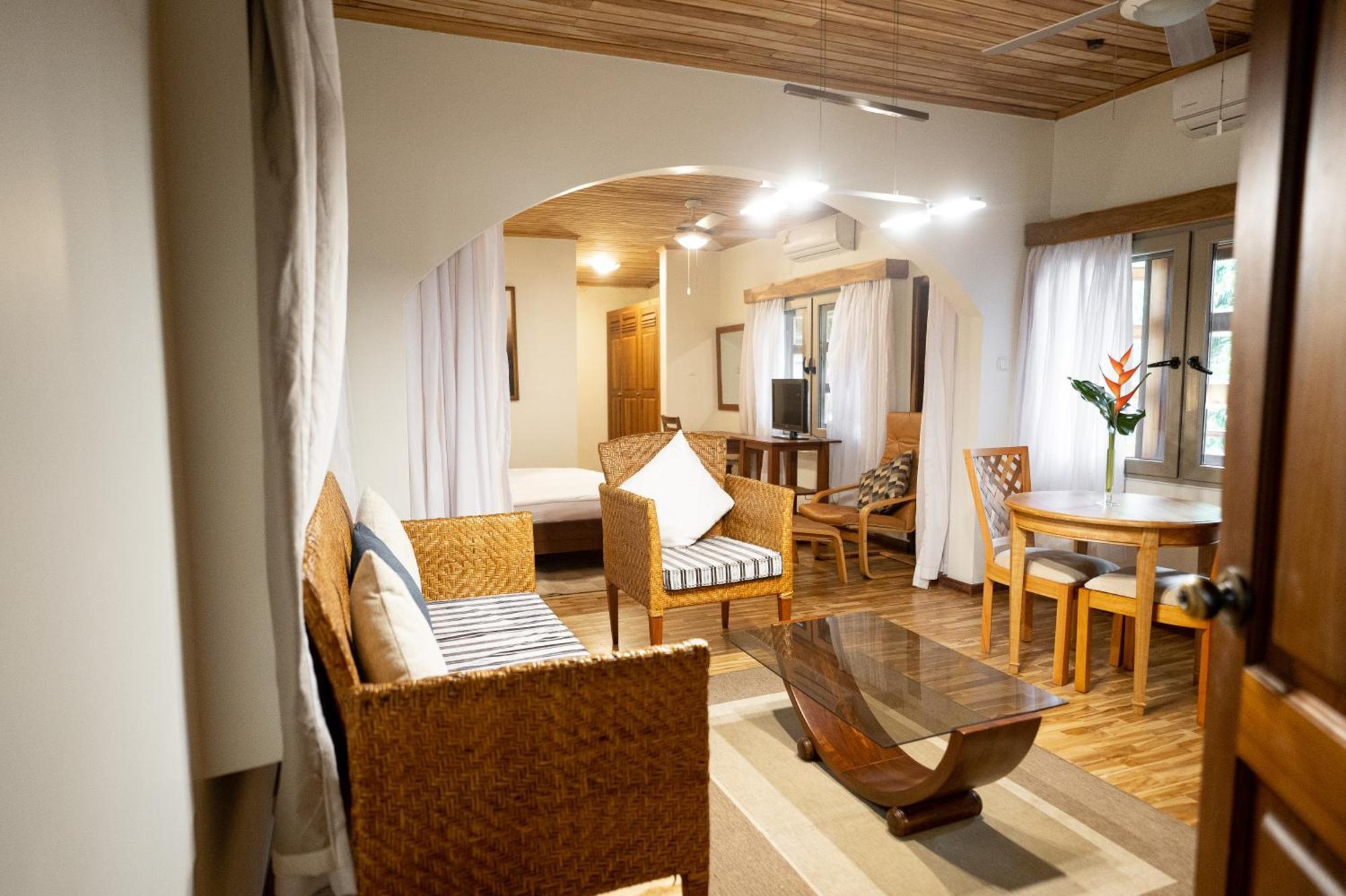 Esther'S Hotel Accra Buitenkant foto