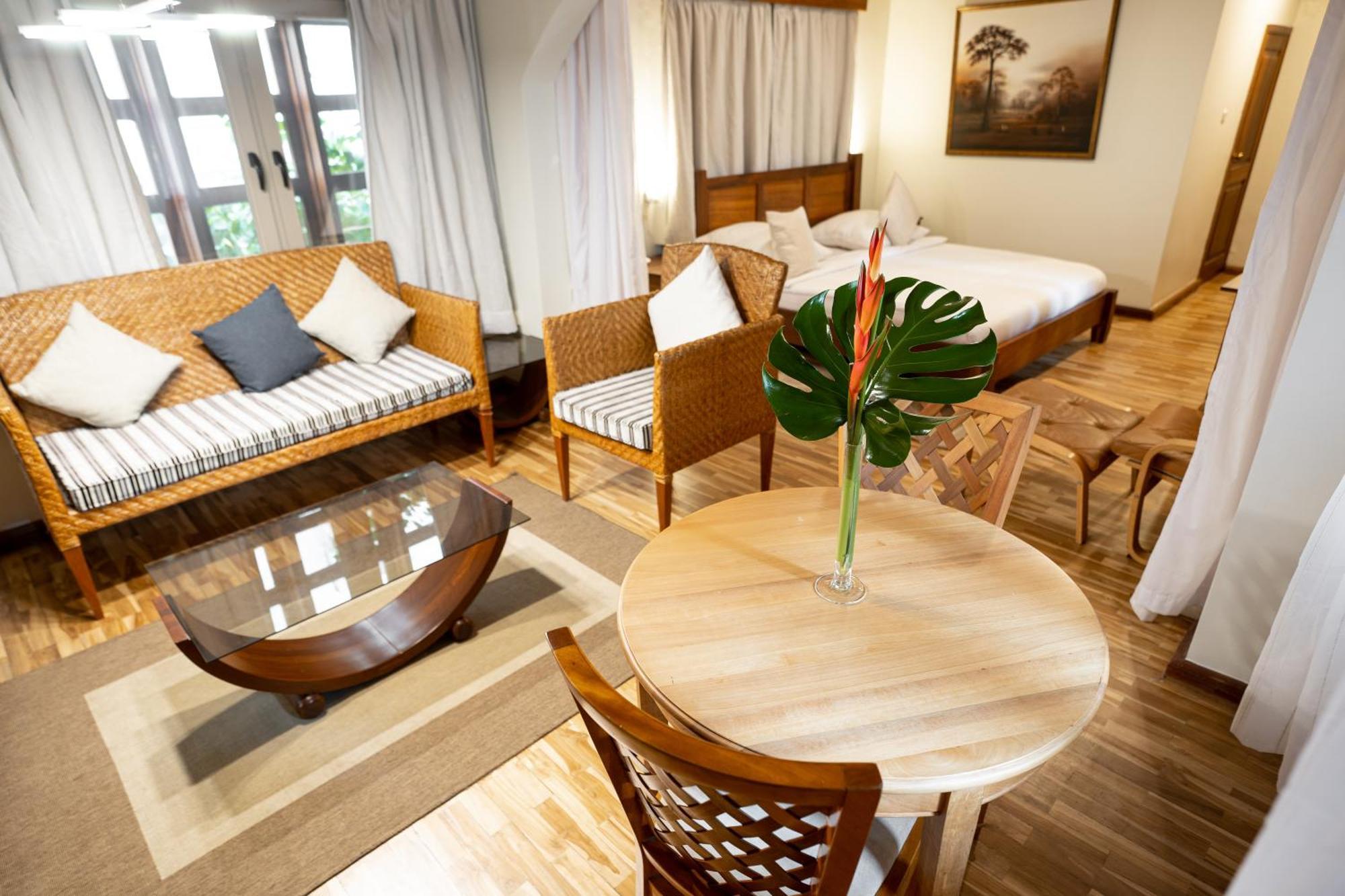 Esther'S Hotel Accra Buitenkant foto
