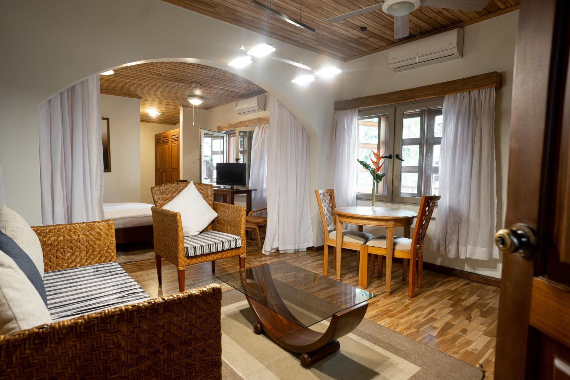 Esther'S Hotel Accra Buitenkant foto
