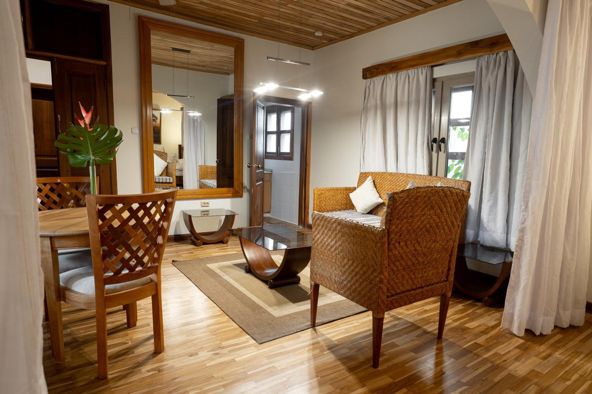 Esther'S Hotel Accra Buitenkant foto