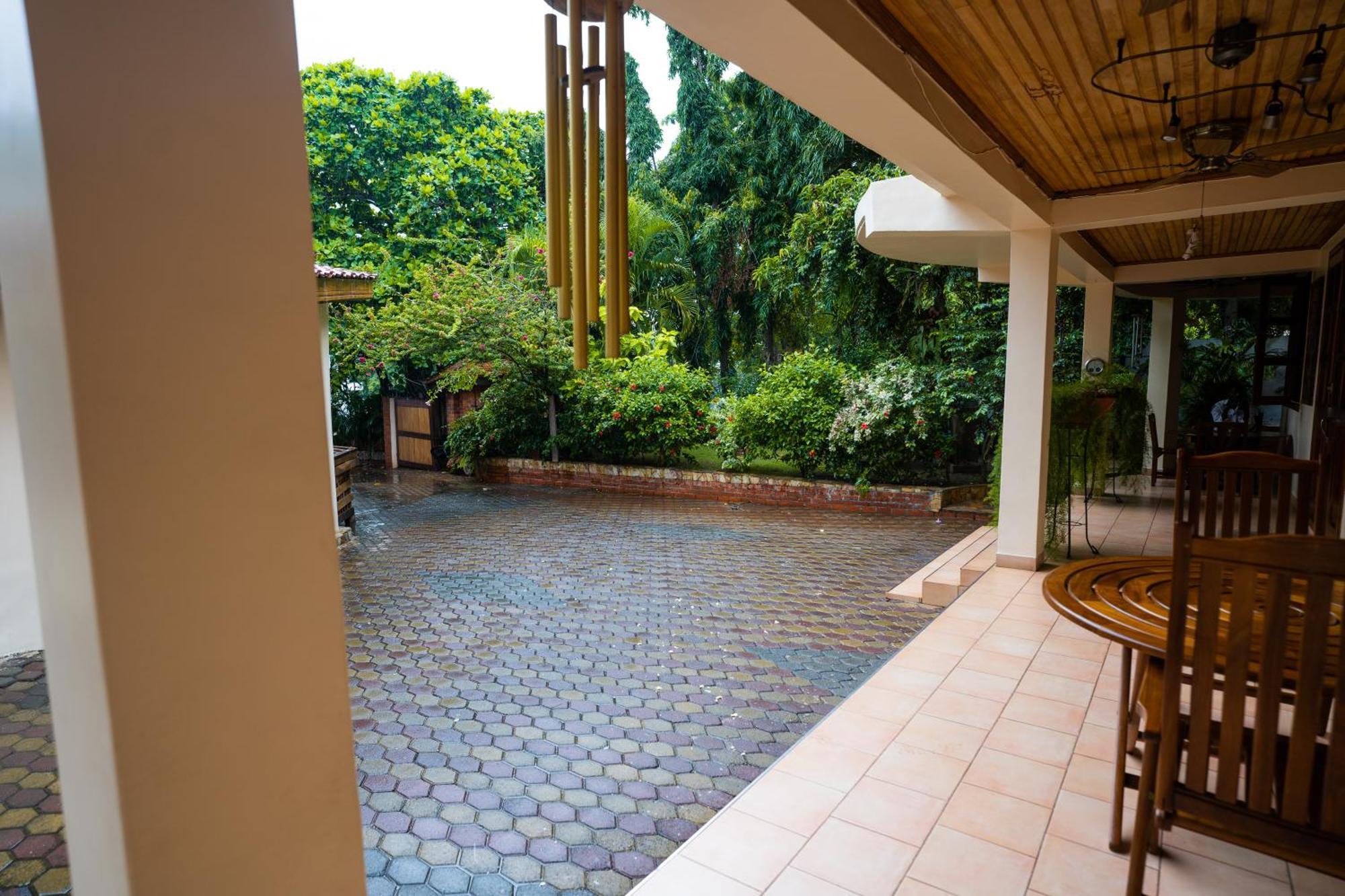 Esther'S Hotel Accra Buitenkant foto