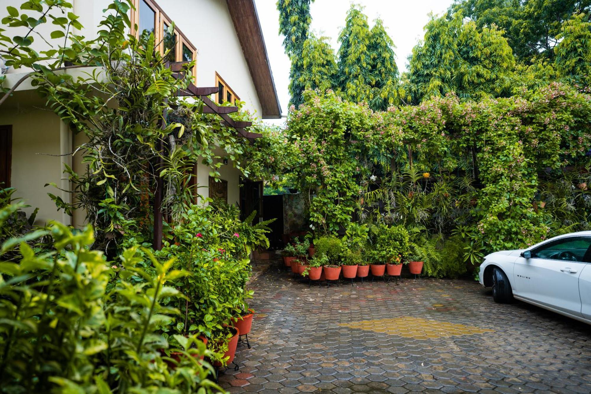Esther'S Hotel Accra Buitenkant foto