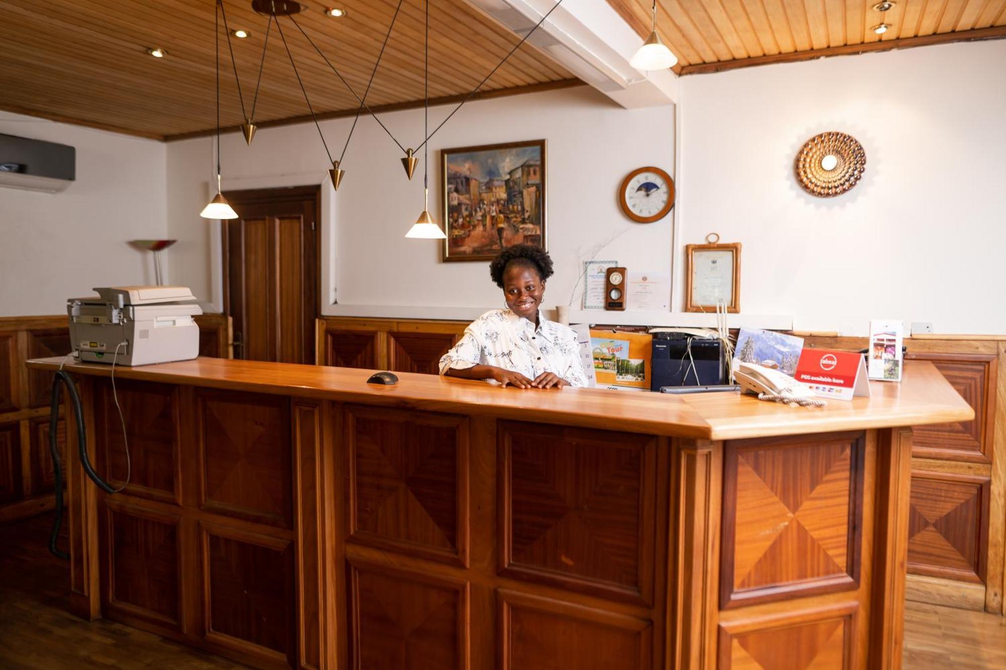 Esther'S Hotel Accra Buitenkant foto