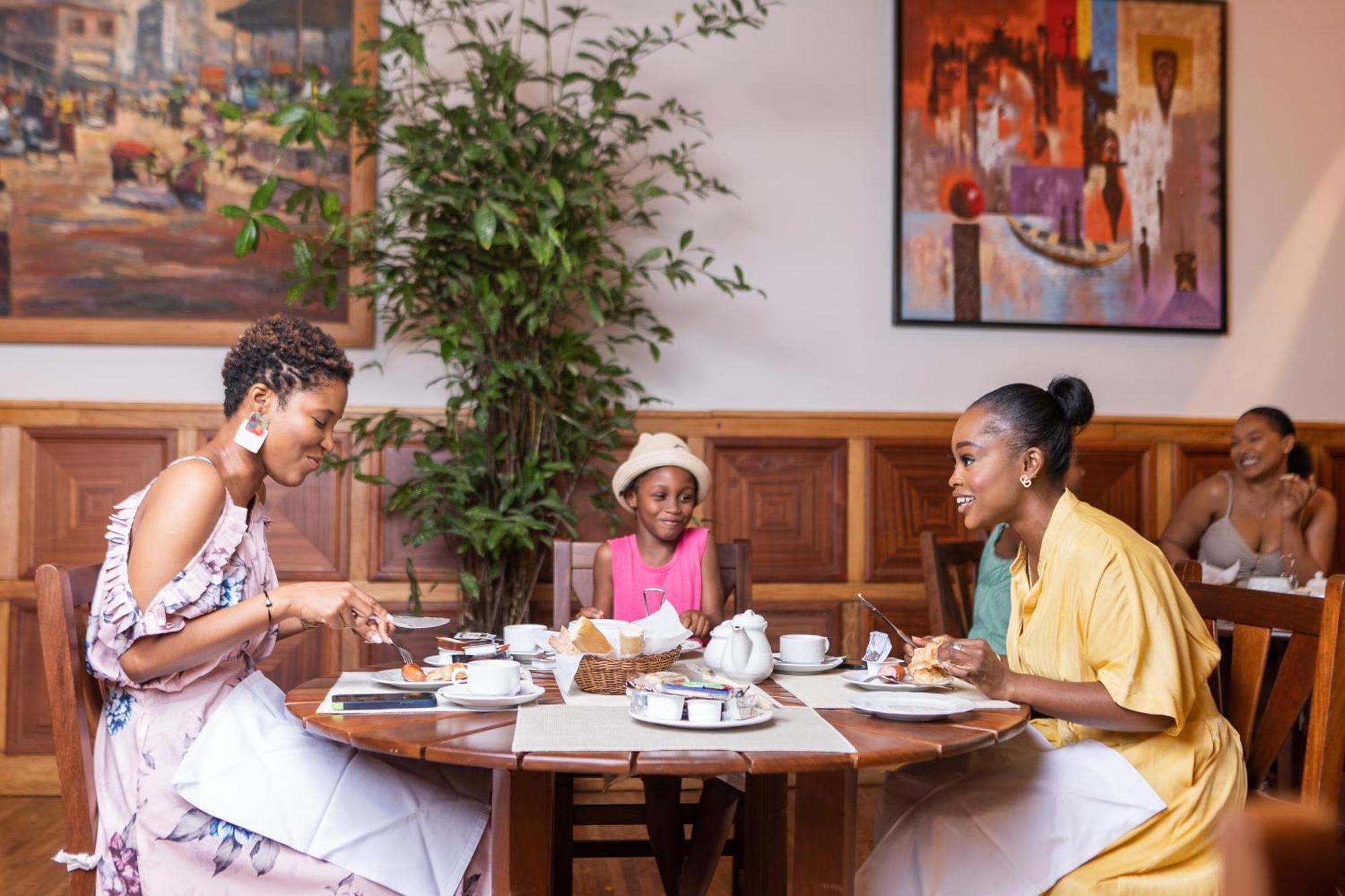 Esther'S Hotel Accra Buitenkant foto